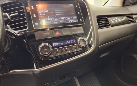 Mitsubishi Outlander III рестайлинг 3, 2016 год, 2 310 000 рублей, 26 фотография