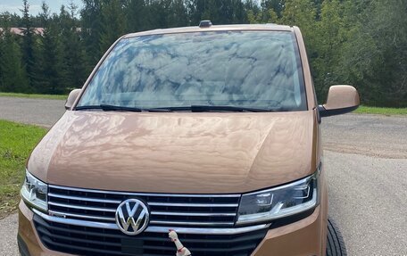 Volkswagen Caravelle T6 рестайлинг, 2021 год, 7 750 000 рублей, 2 фотография