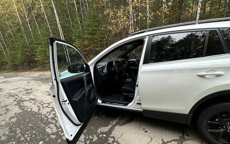 Toyota RAV4, 2018 год, 2 590 000 рублей, 12 фотография