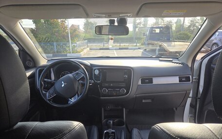 Mitsubishi Outlander III рестайлинг 3, 2015 год, 1 850 000 рублей, 6 фотография
