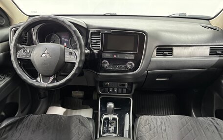 Mitsubishi Outlander III рестайлинг 3, 2018 год, 1 900 000 рублей, 10 фотография