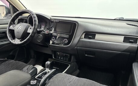 Mitsubishi Outlander III рестайлинг 3, 2018 год, 1 900 000 рублей, 12 фотография