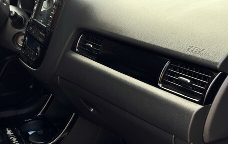 Mitsubishi Outlander III рестайлинг 3, 2013 год, 1 715 000 рублей, 14 фотография