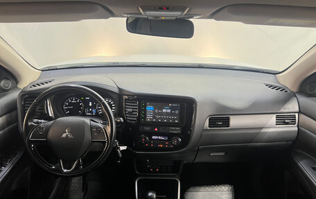 Mitsubishi Outlander III рестайлинг 3, 2017 год, 1 690 000 рублей, 9 фотография
