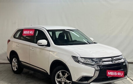 Mitsubishi Outlander III рестайлинг 3, 2017 год, 1 690 000 рублей, 3 фотография