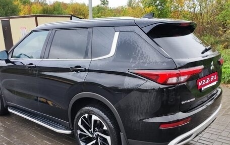 Mitsubishi Outlander, 2023 год, 4 100 000 рублей, 3 фотография