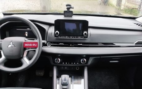 Mitsubishi Outlander, 2023 год, 4 100 000 рублей, 11 фотография