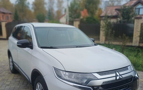 Mitsubishi Outlander III рестайлинг 3, 2019 год, 1 670 000 рублей, 8 фотография
