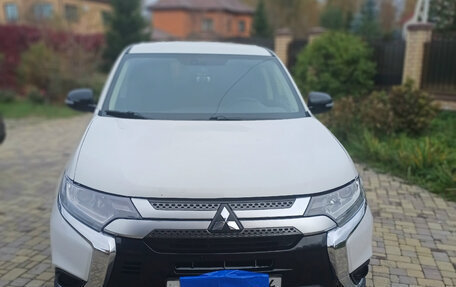 Mitsubishi Outlander III рестайлинг 3, 2019 год, 1 670 000 рублей, 5 фотография