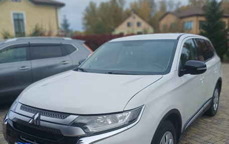 Mitsubishi Outlander III рестайлинг 3, 2019 год, 1 670 000 рублей, 3 фотография