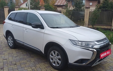 Mitsubishi Outlander III рестайлинг 3, 2019 год, 1 670 000 рублей, 10 фотография