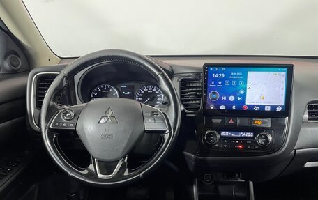 Mitsubishi Outlander III рестайлинг 3, 2016 год, 1 659 000 рублей, 14 фотография