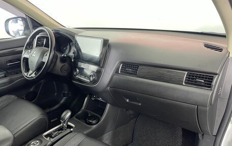 Mitsubishi Outlander III рестайлинг 3, 2016 год, 1 659 000 рублей, 11 фотография