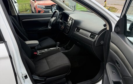 Mitsubishi Outlander III рестайлинг 3, 2016 год, 2 190 000 рублей, 13 фотография