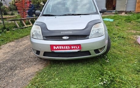 Ford Fiesta, 2004 год, 320 000 рублей, 2 фотография