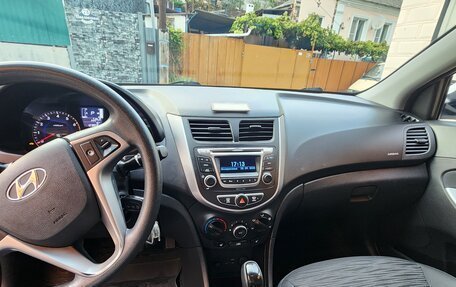 Hyundai Solaris II рестайлинг, 2015 год, 1 050 000 рублей, 29 фотография