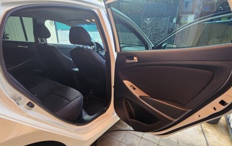 Hyundai Solaris II рестайлинг, 2015 год, 1 050 000 рублей, 34 фотография