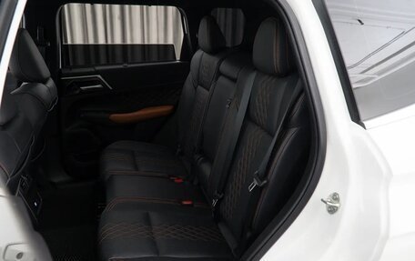 Mitsubishi Outlander, 2023 год, 2 600 000 рублей, 13 фотография