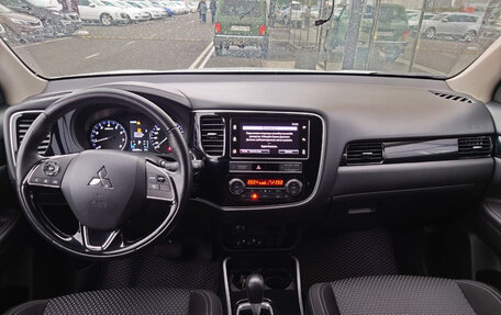 Mitsubishi Outlander III рестайлинг 3, 2018 год, 1 952 000 рублей, 9 фотография