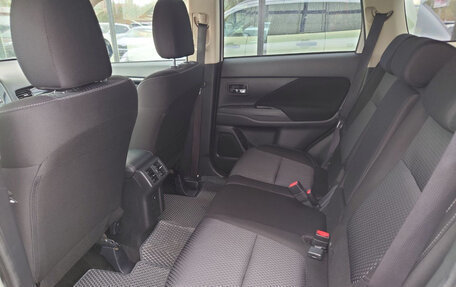 Mitsubishi Outlander III рестайлинг 3, 2018 год, 1 952 000 рублей, 13 фотография