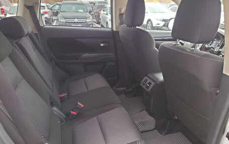 Mitsubishi Outlander III рестайлинг 3, 2018 год, 1 952 000 рублей, 14 фотография