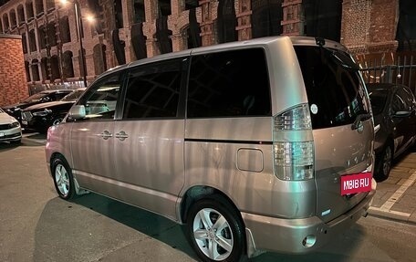 Toyota Voxy II, 2002 год, 949 000 рублей, 3 фотография