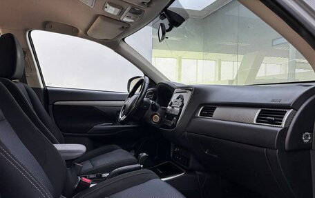 Mitsubishi Outlander III рестайлинг 3, 2017 год, 1 899 000 рублей, 13 фотография