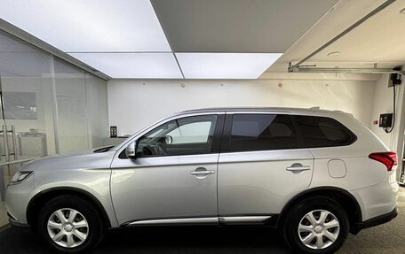 Mitsubishi Outlander III рестайлинг 3, 2017 год, 1 899 000 рублей, 10 фотография