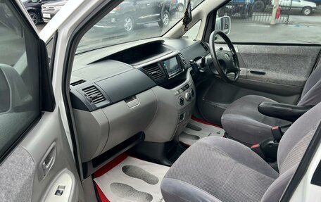 Toyota Voxy II, 2003 год, 1 079 000 рублей, 12 фотография