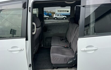 Toyota Voxy II, 2003 год, 1 079 000 рублей, 17 фотография