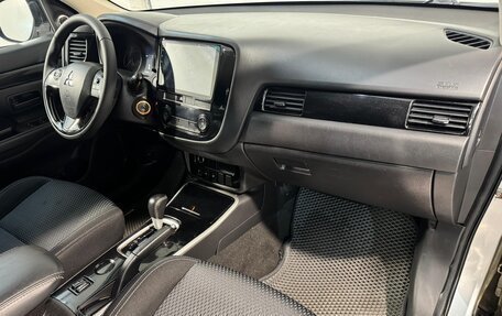 Mitsubishi Outlander III рестайлинг 3, 2019 год, 1 999 800 рублей, 3 фотография