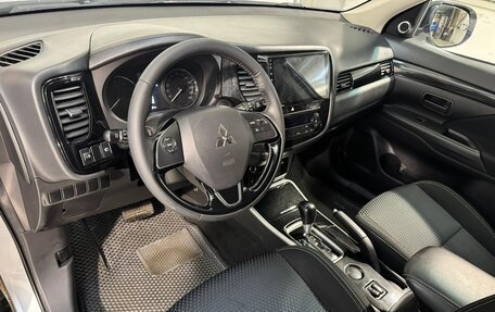 Mitsubishi Outlander III рестайлинг 3, 2019 год, 1 999 800 рублей, 9 фотография