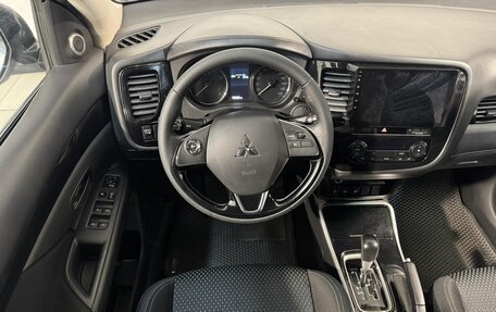 Mitsubishi Outlander III рестайлинг 3, 2019 год, 1 999 800 рублей, 8 фотография