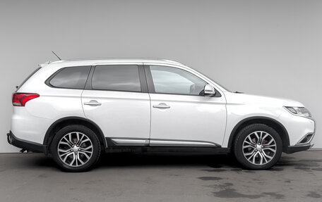 Mitsubishi Outlander III рестайлинг 3, 2016 год, 1 850 000 рублей, 4 фотография