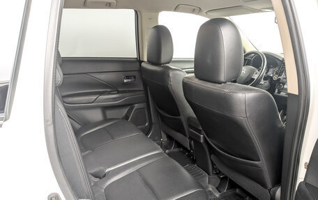 Mitsubishi Outlander III рестайлинг 3, 2016 год, 1 850 000 рублей, 13 фотография