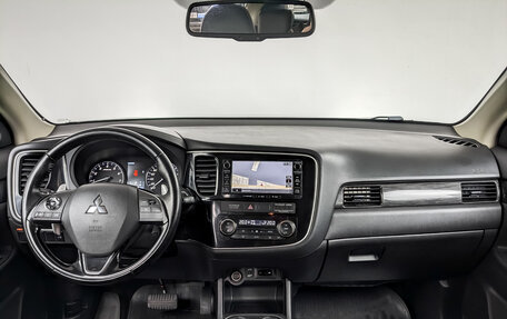Mitsubishi Outlander III рестайлинг 3, 2016 год, 1 850 000 рублей, 15 фотография