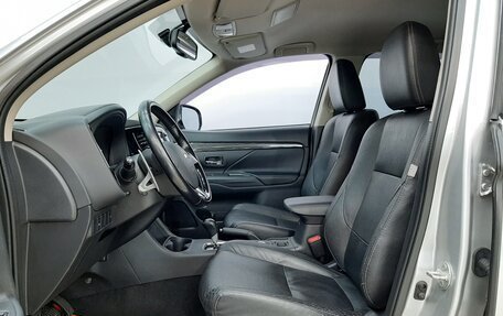 Mitsubishi Outlander III рестайлинг 3, 2015 год, 1 570 000 рублей, 10 фотография