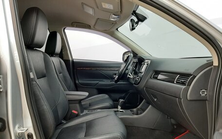 Mitsubishi Outlander III рестайлинг 3, 2015 год, 1 570 000 рублей, 11 фотография
