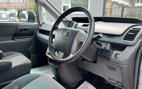 Toyota Voxy II, 2007 год, 1 000 000 рублей, 14 фотография