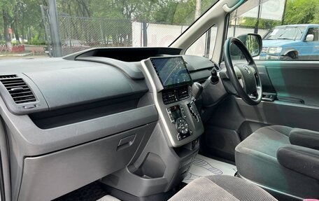 Toyota Voxy II, 2007 год, 1 000 000 рублей, 24 фотография