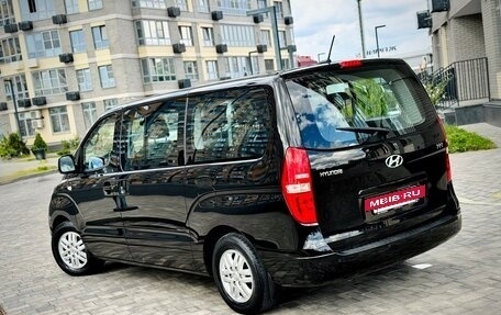 Hyundai H-1 II рестайлинг, 2017 год, 3 090 000 рублей, 24 фотография