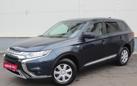 Mitsubishi Outlander III рестайлинг 3, 2019 год, 1 690 000 рублей, 2 фотография