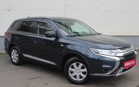 Mitsubishi Outlander III рестайлинг 3, 2019 год, 1 690 000 рублей, 3 фотография