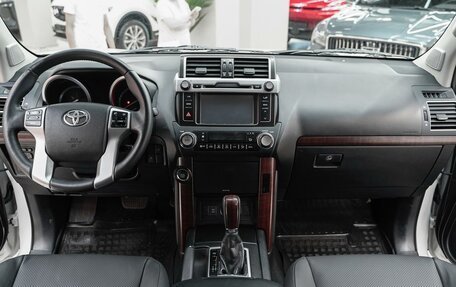 Toyota Land Cruiser Prado 150 рестайлинг 2, 2015 год, 2 999 000 рублей, 10 фотография