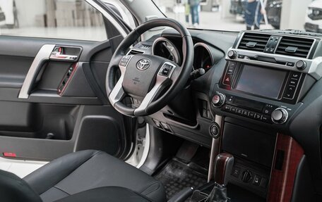 Toyota Land Cruiser Prado 150 рестайлинг 2, 2015 год, 2 999 000 рублей, 13 фотография