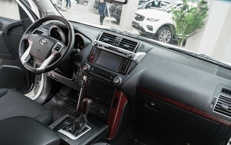 Toyota Land Cruiser Prado 150 рестайлинг 2, 2015 год, 2 999 000 рублей, 12 фотография