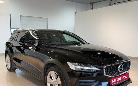 Volvo V60 Cross Country II, 2019 год, 3 159 000 рублей, 3 фотография