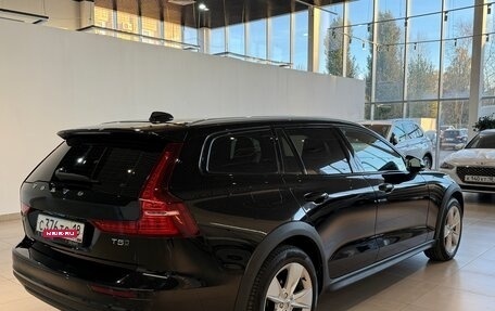 Volvo V60 Cross Country II, 2019 год, 3 159 000 рублей, 5 фотография