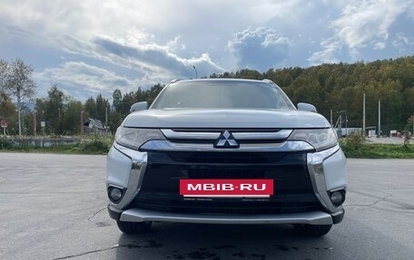 Mitsubishi Outlander III рестайлинг 3, 2015 год, 2 100 000 рублей, 3 фотография