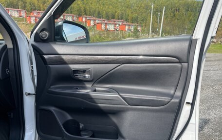 Mitsubishi Outlander III рестайлинг 3, 2015 год, 2 100 000 рублей, 11 фотография